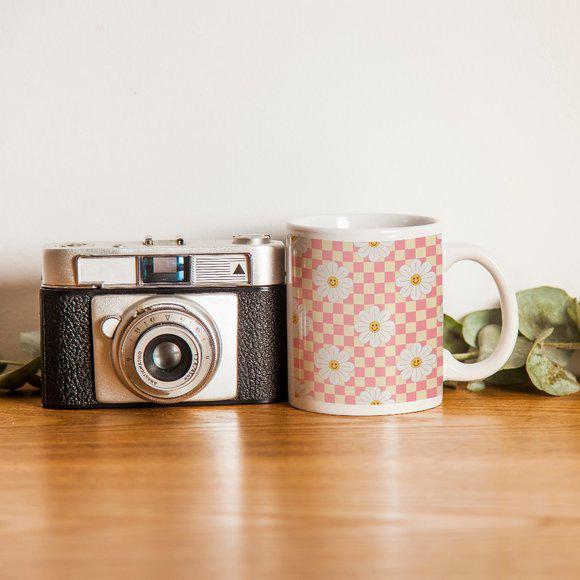 Retro Pink Checkered Daisy