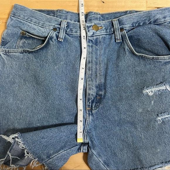 Wrangler distressed high waisted cutoff shorts size 32