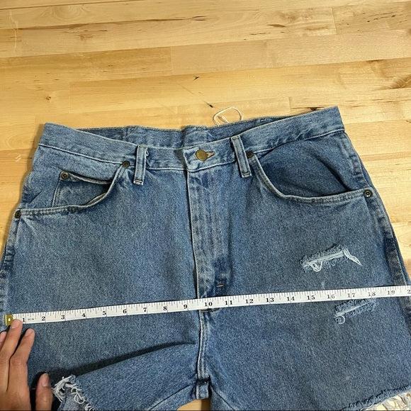Wrangler distressed high waisted cutoff shorts size 32