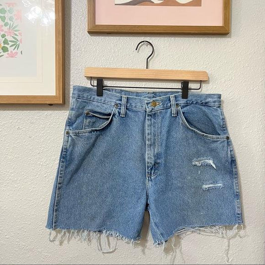 Wrangler distressed high waisted cutoff shorts size 32